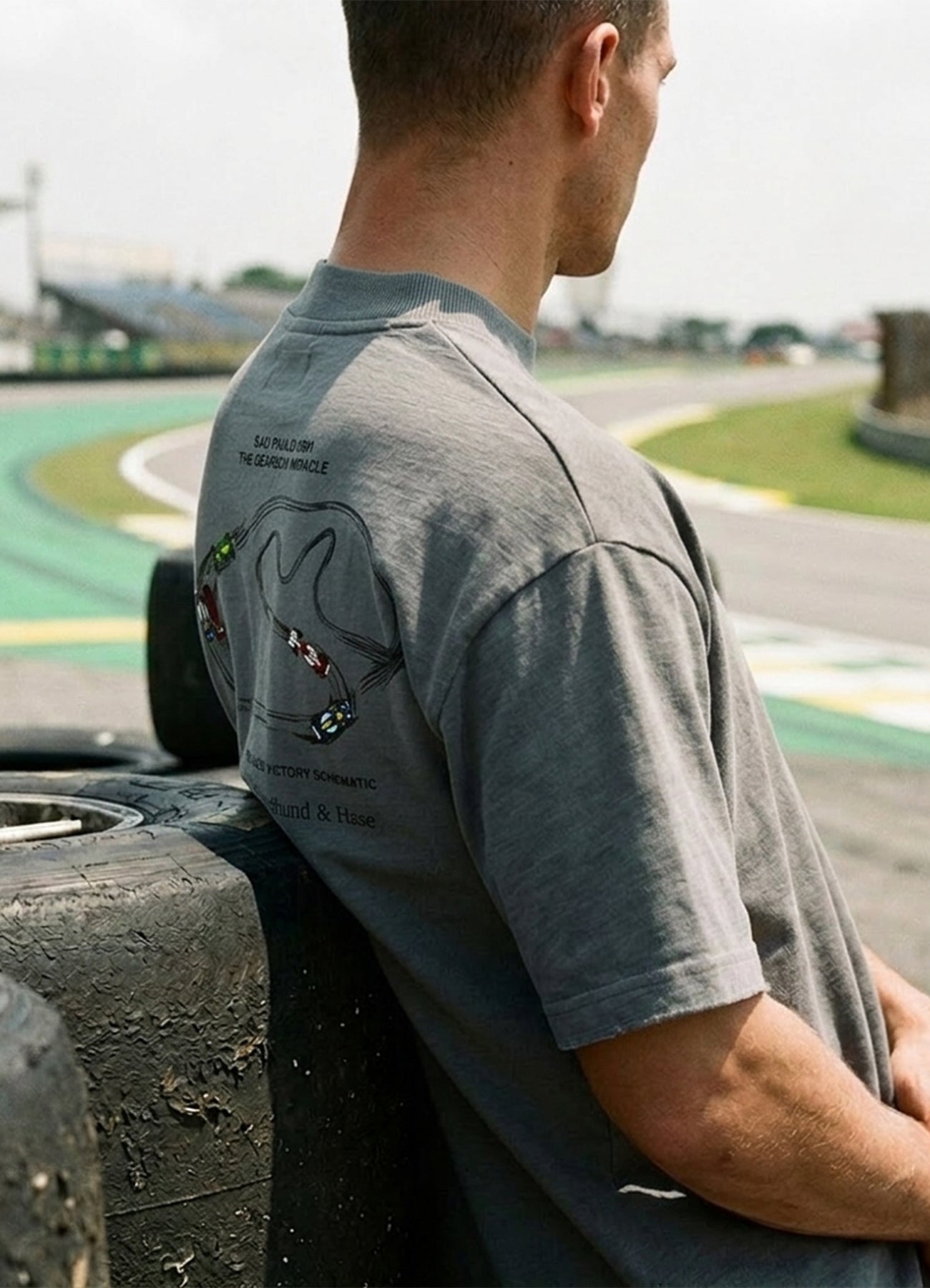Camiseta Boxy Fit 'Interlagos 1991' Gris Cemento - Windhund and Hase